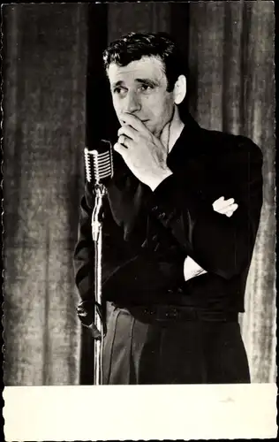 Ak Sänger und Schauspieler Yves Montand, Portrait, Mikrofon