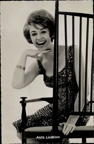 Ak Sängerin Anita Lindblom, Portrait auf einem Stuhl, Philips-Schallplatten