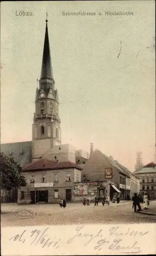 Ak Löbau in der Oberlausitz Sachsen, Bahnhofstraße, Nicolaikirche, Passanten