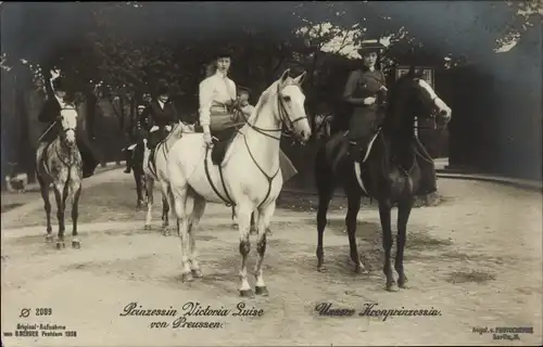Ak Kronprinzessin Cecilie von Preußen, Prinzessin Victoria Luise von Preußen, Pferde