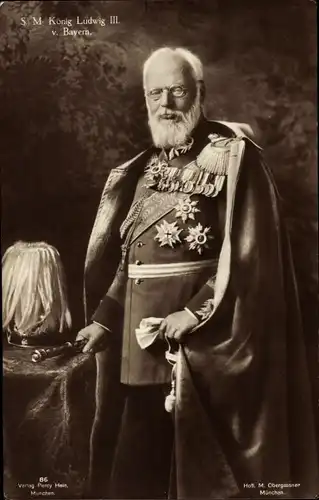 Ak König Ludwig III. von Bayern, Standportrait in Uniform, Orden, Mantel