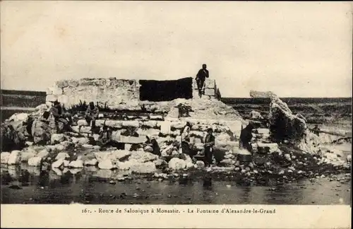 Ak Saloniki Griechenland, Straße nach Monastir, Brunnen Alexanders des Großen