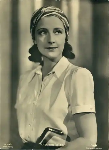 Ak Schauspielerin Dorothea Wieck, Portrait, Kopftuch
