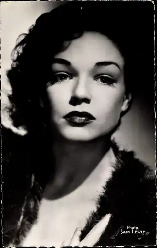 Ak Schauspielerin Simone Signoret, Portrait