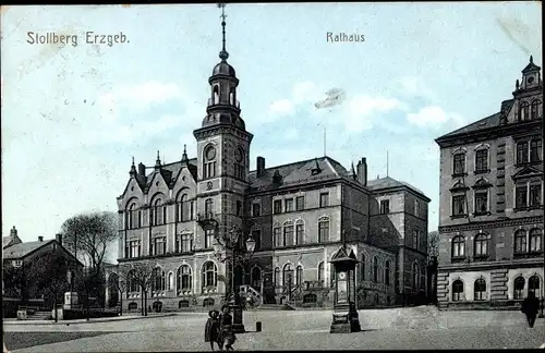 Ak Stollberg im Erzgebirge, Rathaus, Uhr, Passanten