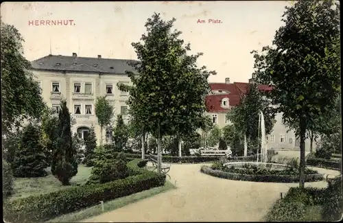 Ak Herrnhut in der Oberlausitz Sachsen, Am Platz, Springbrunnen, Park