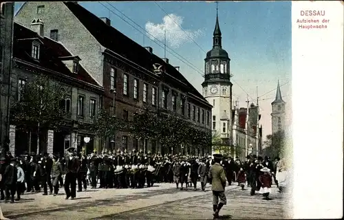 Ak Dessau in Sachsen Anhalt, Aufziehen der Hauptwache