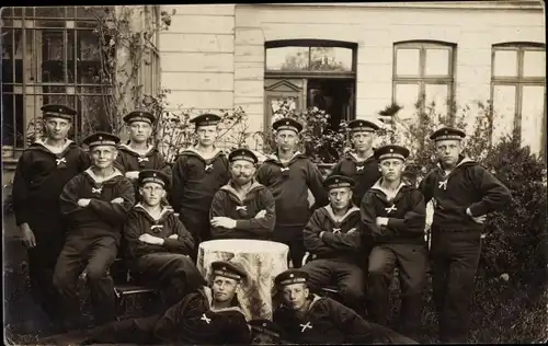 Foto Ak Rüstersiel Wilhelmshaven an der Nordsee, deutsche Seeleute in Uniform, Kaiserliche Marine