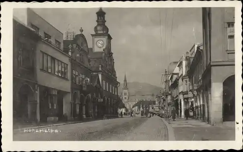 Ak Vrchlabí Hohenelbe Reg Königgrätz, Straßenpartie, Kirche, Rathausturm, Uhr