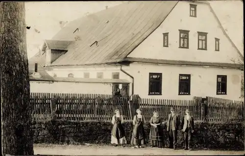Foto Ak Tschechien, Frautiska, Frauen und Männer vor einem Wohnhaus, Zaun