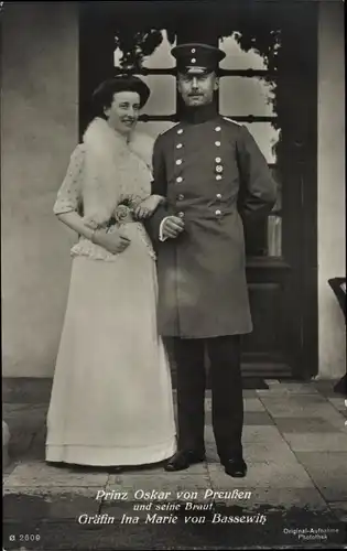 Ak Oskar Prinz von Preußen, Gräfin Ina Marie von Bassewitz, Portrait, Uniform, Kleid, Pelzschal