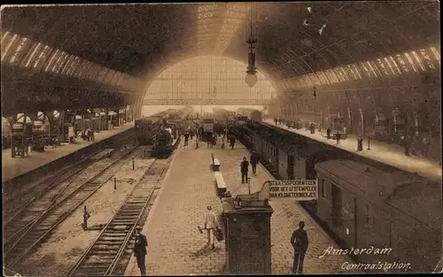 Ak Amsterdam Nordholland Niederlande, Bahnsteig im Hauptbahnhof