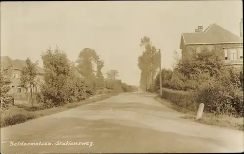 Ak Geldermalsen Gelderland, Stationsweg