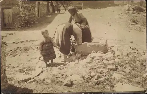 Foto Ak Wasserträgerin, Wasserkrug, Frau mit Kind
