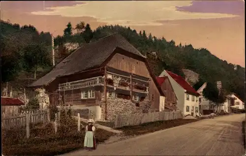 Ak Dorfidyll, Wohnhäuser, Straße, Frau in Tracht