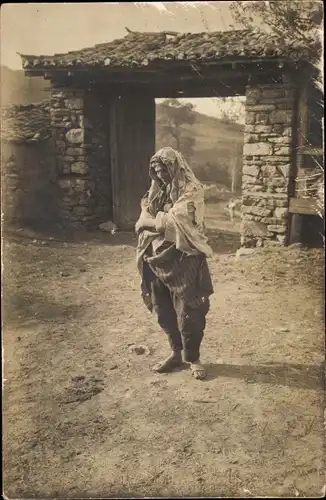 Foto Ak Mazedonien, Portrait einer Frau, Kopftuch, Tor, Mauer