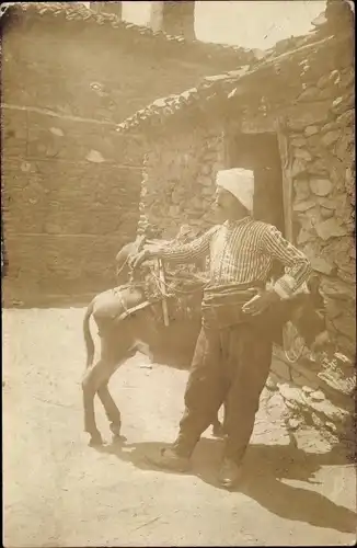 Foto Ak Mann in Volkstracht, Wohnhaus, Esel, Transport