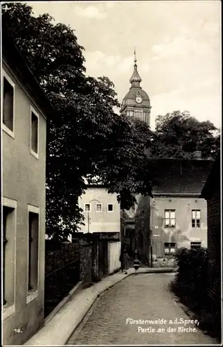 Ak Fürstenwalde an der Spree, Straßenpartie mit Blick zur Kirche