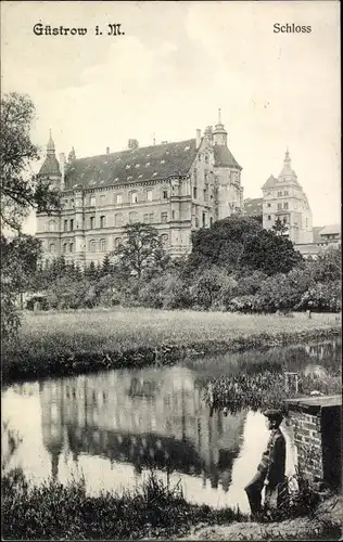 Ak Güstrow im Kreis Rostock, Das Schloss vom Teich gesehen