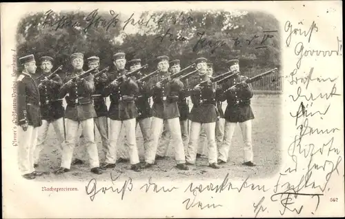 Ak Deutsche Soldaten in Uniformen, Schießübung, Gewehr, Kaiserzeit
