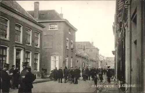 Ak Harderwijk Gelderland, Kaserne, Passanten