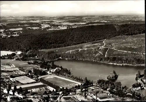 Ak Iserlohn im Märkischen Kreis, Seilersee, Fliegeraufnahme, Fußballplatz