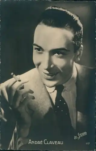 Ak Schauspieler Andre Claveau, Portrait, Zigarette