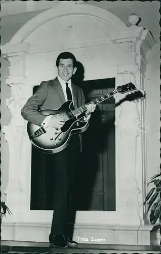 Ak US amerikanischer Sänger Trini Lopez, Gitarre