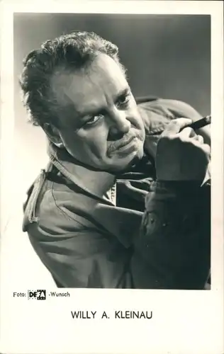 Ak Schauspieler Willy A. Kleinau, Portrait,  DEFA Film, Zigarre