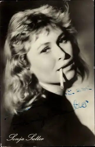 Ak Schauspielerin Sonja Sutter, Portrait, Zigarette, Tatort Berlin, Autogramm