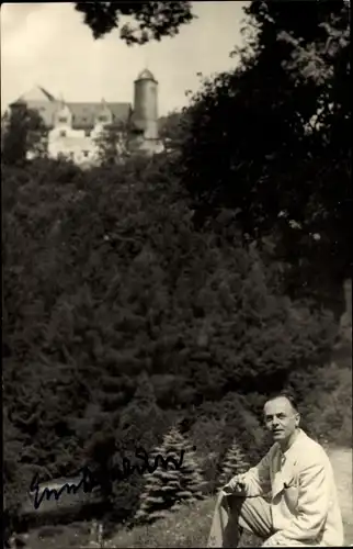 Foto Ak Schauspieler, Portrait, Burg im Hintergrund