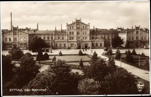 Ak Zittau in der Oberlausitz, Hauptbahnhof, Außenansicht, Vorderseite, Platz, Parkanlage