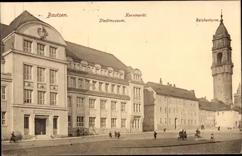 Ak Bautzen in der Oberlausitz, Stadtmuseum, Kornmarkt, Reichenturm, Passanten