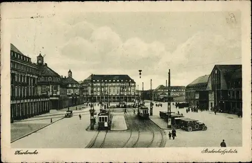 Ak Karlsruhe in Baden Württemberg, Bahnhofsplatz, Straßenbahnen