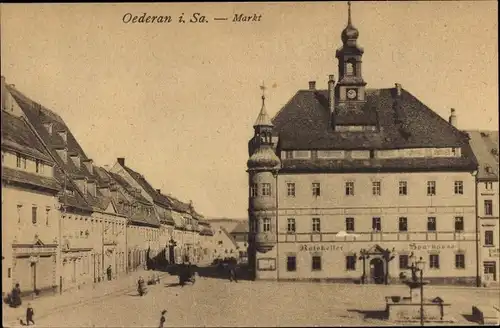 Ak Oederan Sachsen, Marktplatz, Rathaus, Brunnen, Ratskeller, Sparkasse, Passanten
