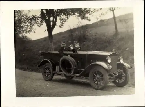 Foto Mann in einem Automobil mit offenem Verdeck, Brennabor ?, Opel ?