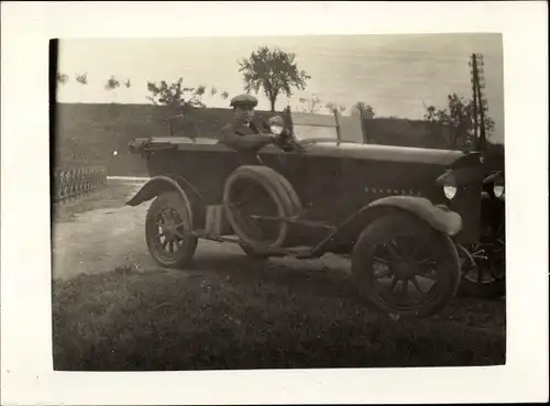 Foto Mann in einem Automobil mit offenem Verdeck, Brennabor ?, Opel ?