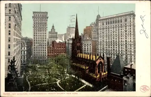 Ak Manhattan New York City USA, Trinity Churchyard, die Wolkenkratzer