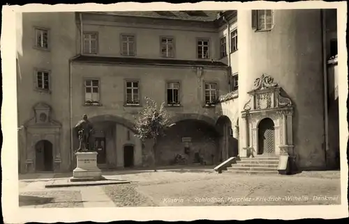Ak Kostrzyn nad Odrą Cüstrin Küstrin Ostbrandenburg, Schlosshof, Kurprinz Friedrich Wilhelm Denkmal