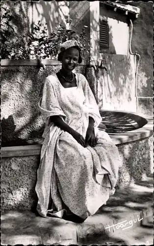 Ak Französisch West-Afrika, Senegal, Junge Frau vom Volk Peul, Brunnen
