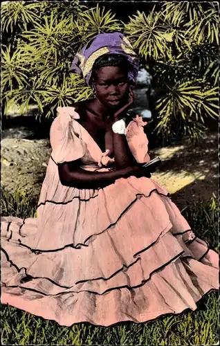 Ak junge Afrikanerin in elegantem Kleid mit Kopftuch