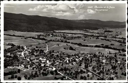 Ak Bassins Kt. Waadt Schweiz, Bassins et le Jura, vue aérienne