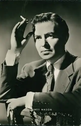 Ak Schauspieler James Mason, Portrait, Krawatte, Zigarette