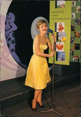 Ak Sängerin Heidi Brühl, am Mikrofon, im gelben Kleid