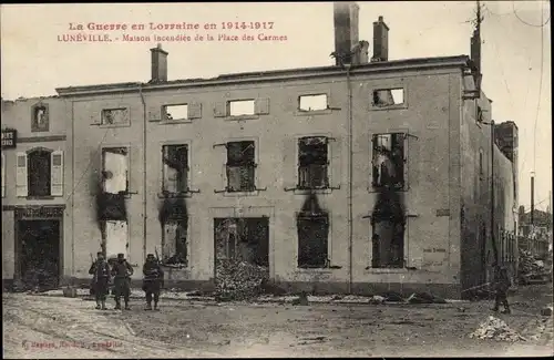 Ak Lunéville Meurthe et Moselle, zerstörtes Haus, Soldaten, Krieg 1914-1917