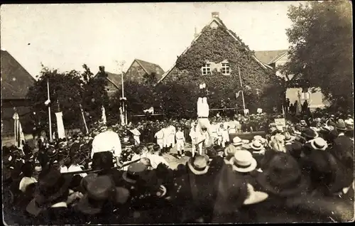 Foto Ak Hildesheim in Niedersachsen, Turner auf dem Platz, Zuschauer