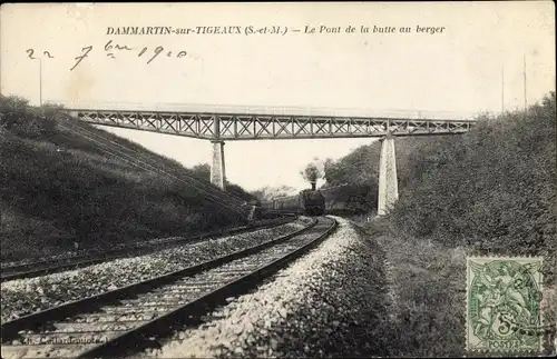 Ak Dammartin sur Tigeaux Seine-et-Marne, Le pont de la butte au berger, Dampflok, Brücke