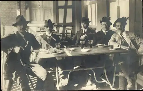 Foto Ak Offenbach am Main Hessen, Männer am Tisch, Restaurant, Tracht