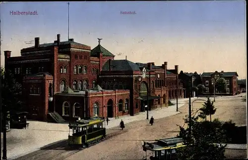 Ak Halberstadt am Harz, Bahnhof, Straßenansicht, Straßenbahn