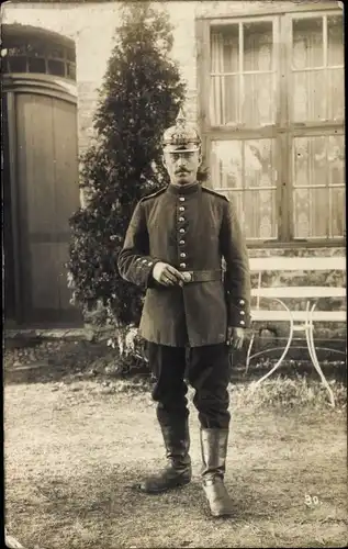 Foto Ak Deutscher Soldat in Uniform, Standportrait, Pickelhaube, Zigarette, Kaiserzeit